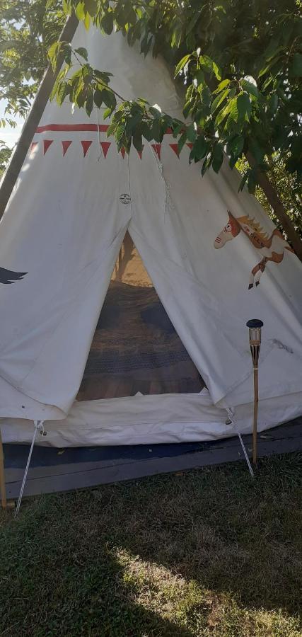 Les Flots De Ma Vie Chambres D Hotes Et Tipi Florence Et Virginie Gossin Barzan Exterior foto