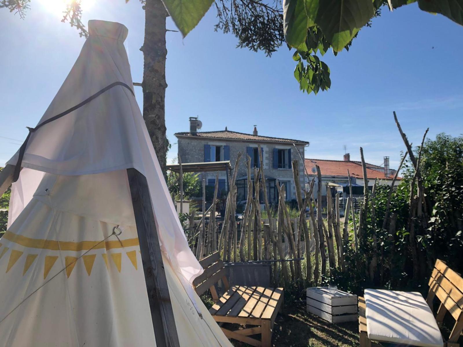 Les Flots De Ma Vie Chambres D Hotes Et Tipi Florence Et Virginie Gossin Barzan Habitación foto