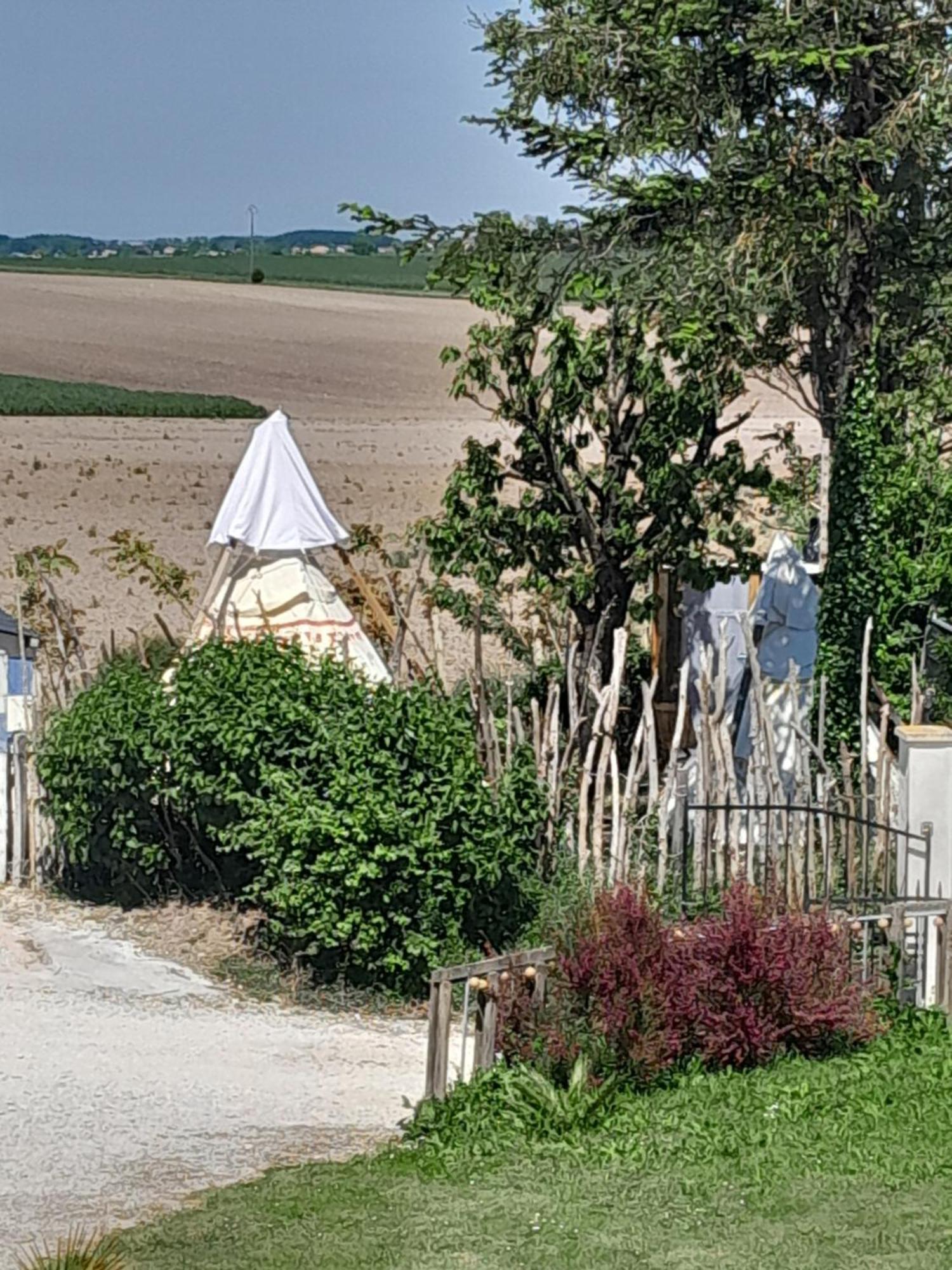 Les Flots De Ma Vie Chambres D Hotes Et Tipi Florence Et Virginie Gossin Barzan Exterior foto
